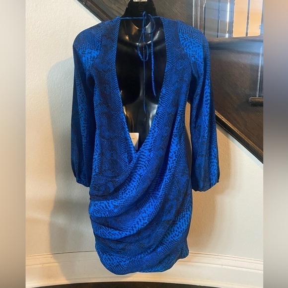 Jay Godfrey silk blue snakeskin/crocodile print long blouse sz 6, back cut out - Picture 4 of 4